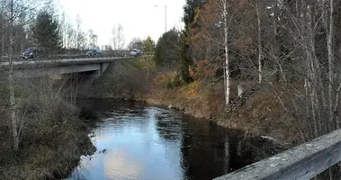 Bro över Galvån fotograferad från gångbron som stängs av.