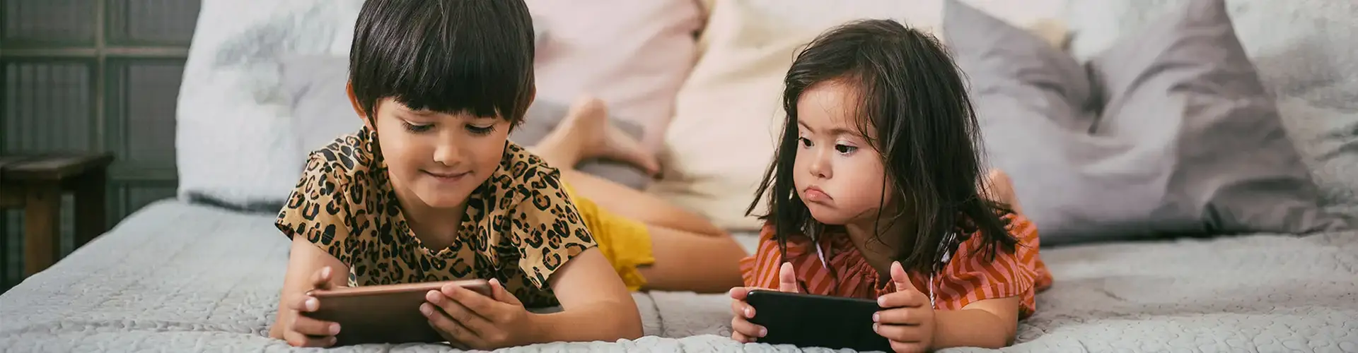 Två barn tittar på telefoner