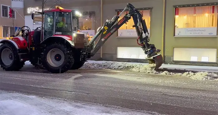 En hjullastare som skrapar bort is utmed Nygatan i Bollnäs.