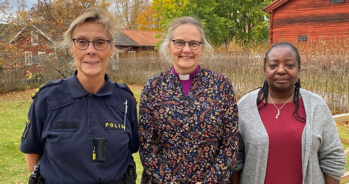 Polis Helena Sundberg, biskop Karin Johannesson och Shida Kinuka Karlsson.