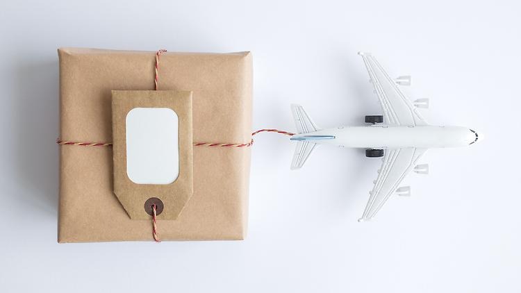 inslaget paket med ett leksaksflygplan fäst med ett snöre