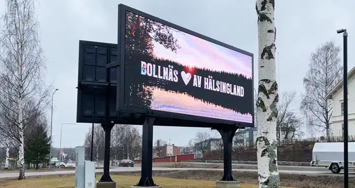 Digitala skylten visande en bild med budskapet Bollnäs - hjärtat av Hälsingland.