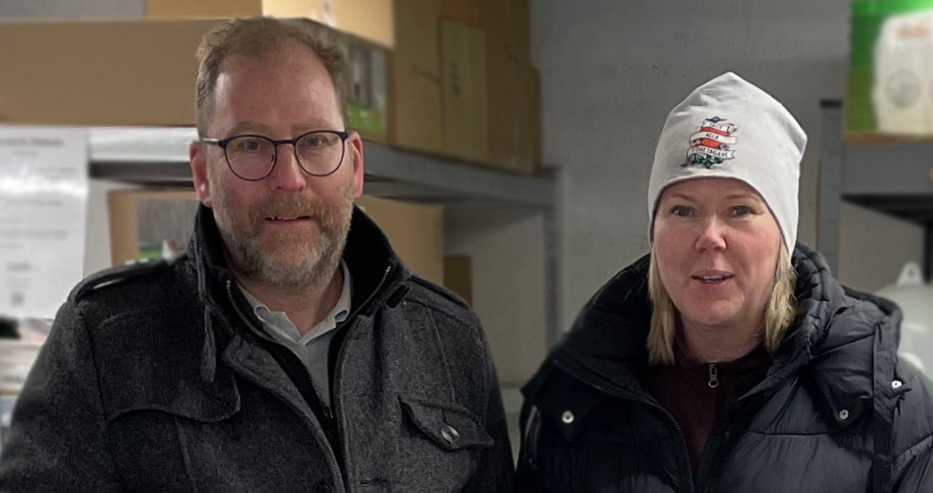 Bild på Peter och Jessika Linzie som driver Hönsboa i Rengsjö