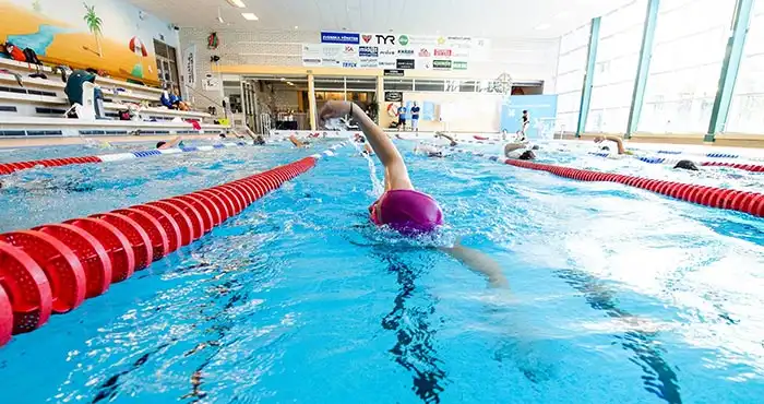 En person som simmar i Bollnäs simhall.