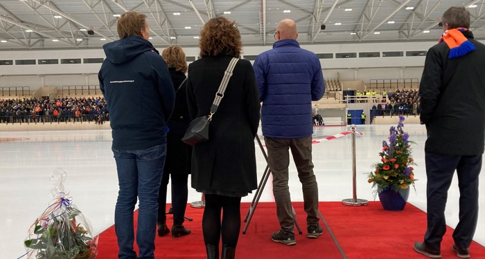 Personer på röda mattan på isen i hallen.