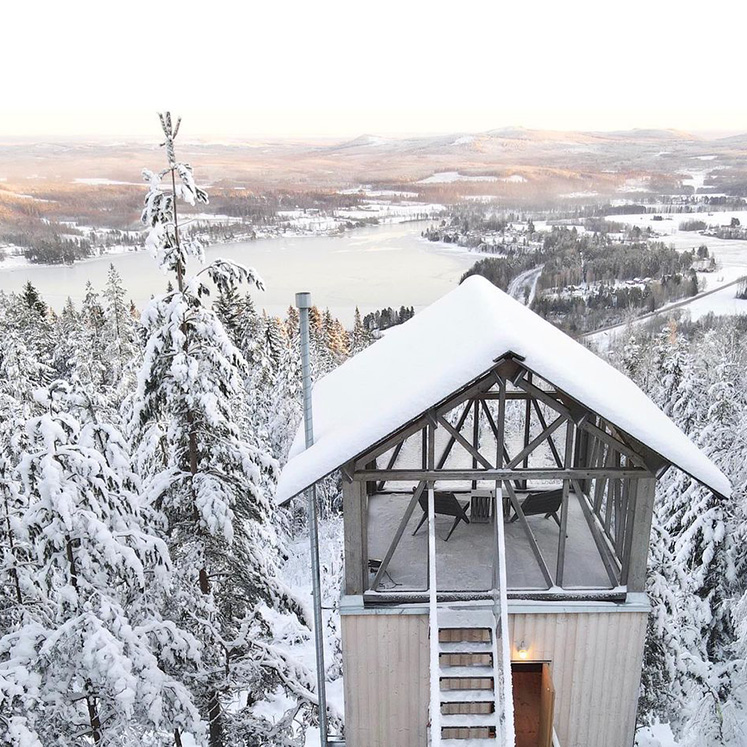 Bergalivs lofthus i vinterskrud med utsikt över Orbaden