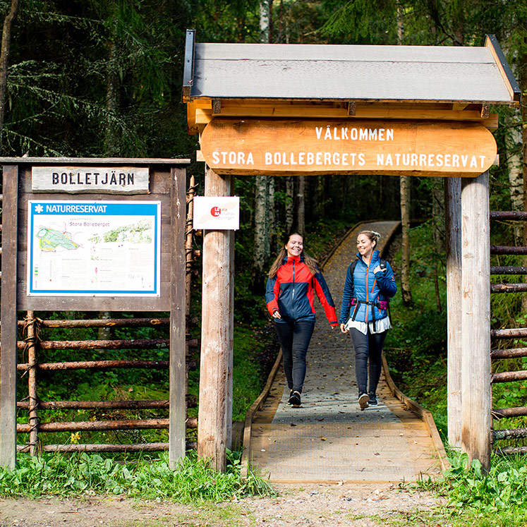 Två personer vandrar vid Bollebergets naturreservat