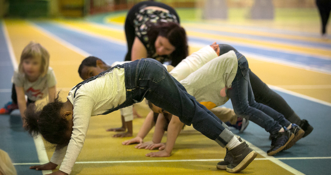 Barn som gymnastiserar i Höghammarhallen