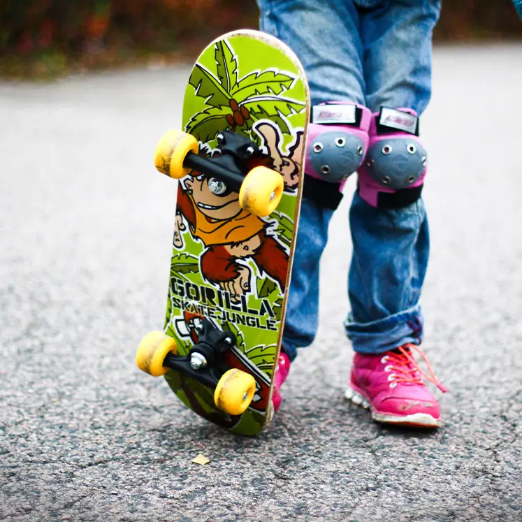 Barn med skateboard