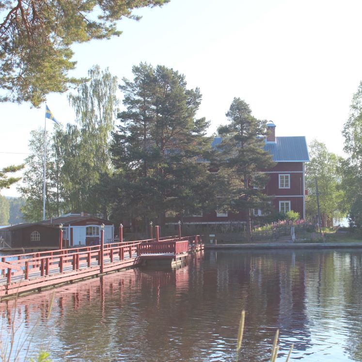 Röd bro vid Kungsholmen i Segersta