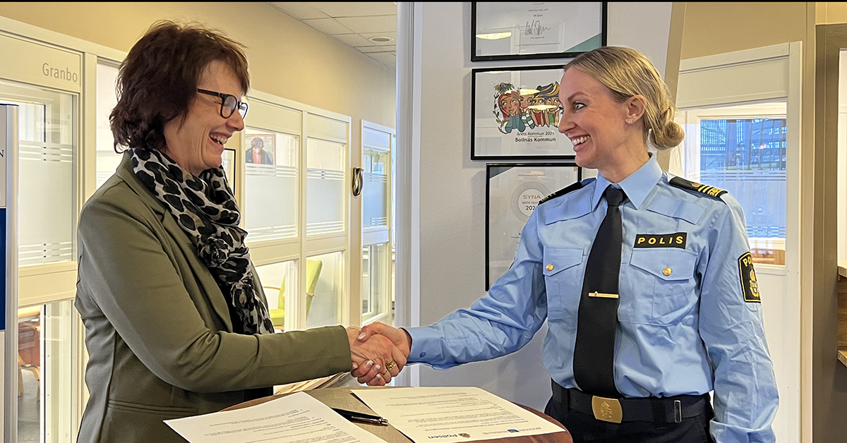 Bilden visar Marie Centerwall (S), kommunstyrelsens ordförande och Maria Thorén, tillförordnad lokalpolisområdeschef i Hälsingland då de undertecknat medborgarlöftet.