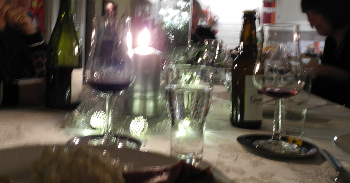 Massor av vinglas och flaskor på ett bord