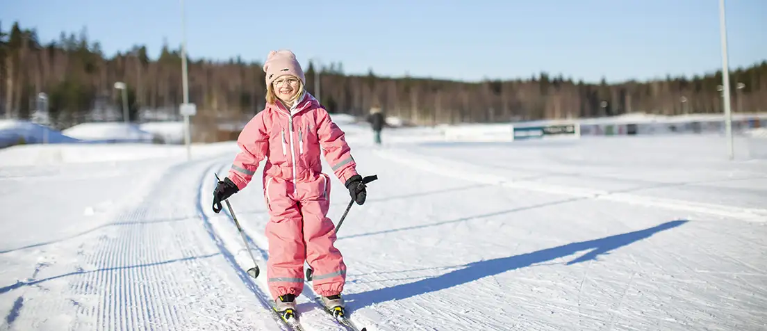 Ett barn åker längdskidor