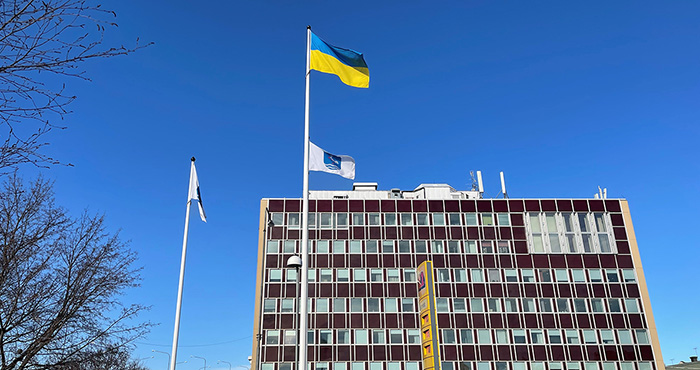 Ukrainas flagga med Bollnäs stadshus i bakgrunden