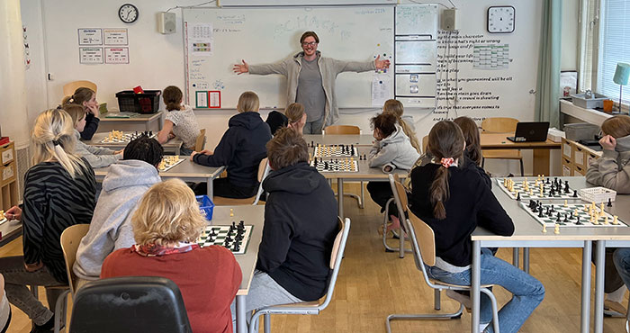 Läraren Sebastian med elever på Kilbergsskolan.