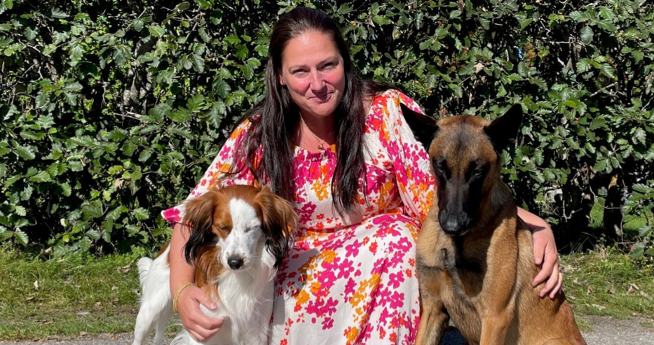Liza Bolinder från företaget Hansesgården. Med på bilden är också två hundar.