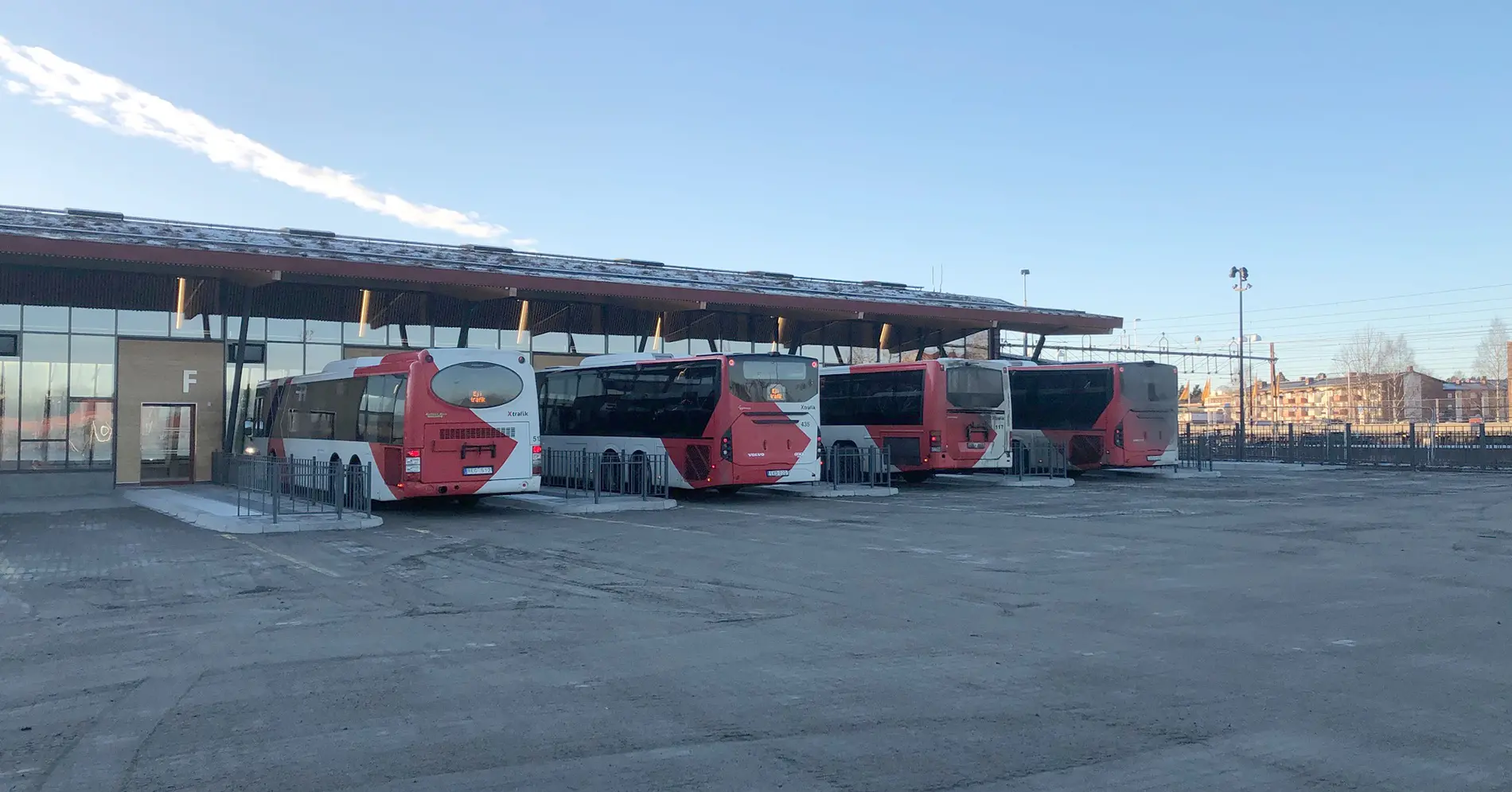 Fyra X-trafiks bussar parkerade vid gaterna
