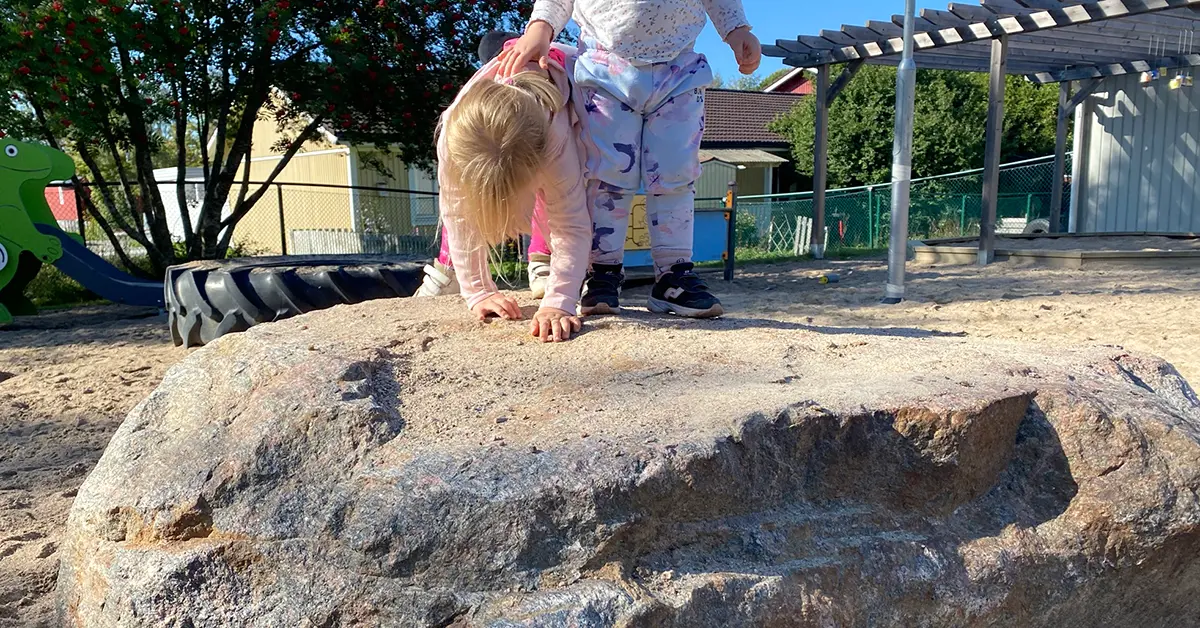 Små barn på en sten