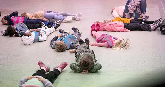 Barn som ligger på golvet huller om buller.