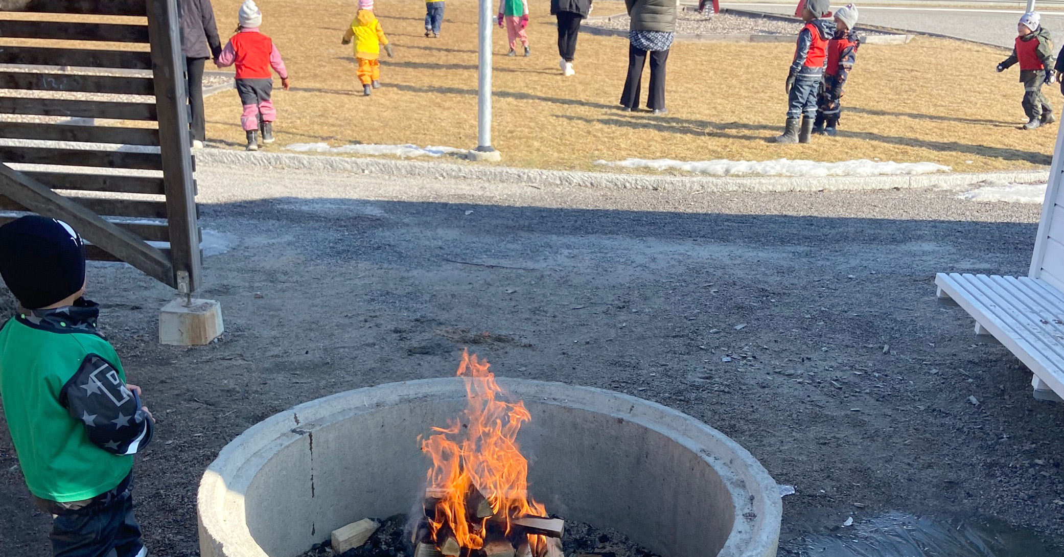 Bild av eld som tändes på förskolans gård under firandet av newroz.