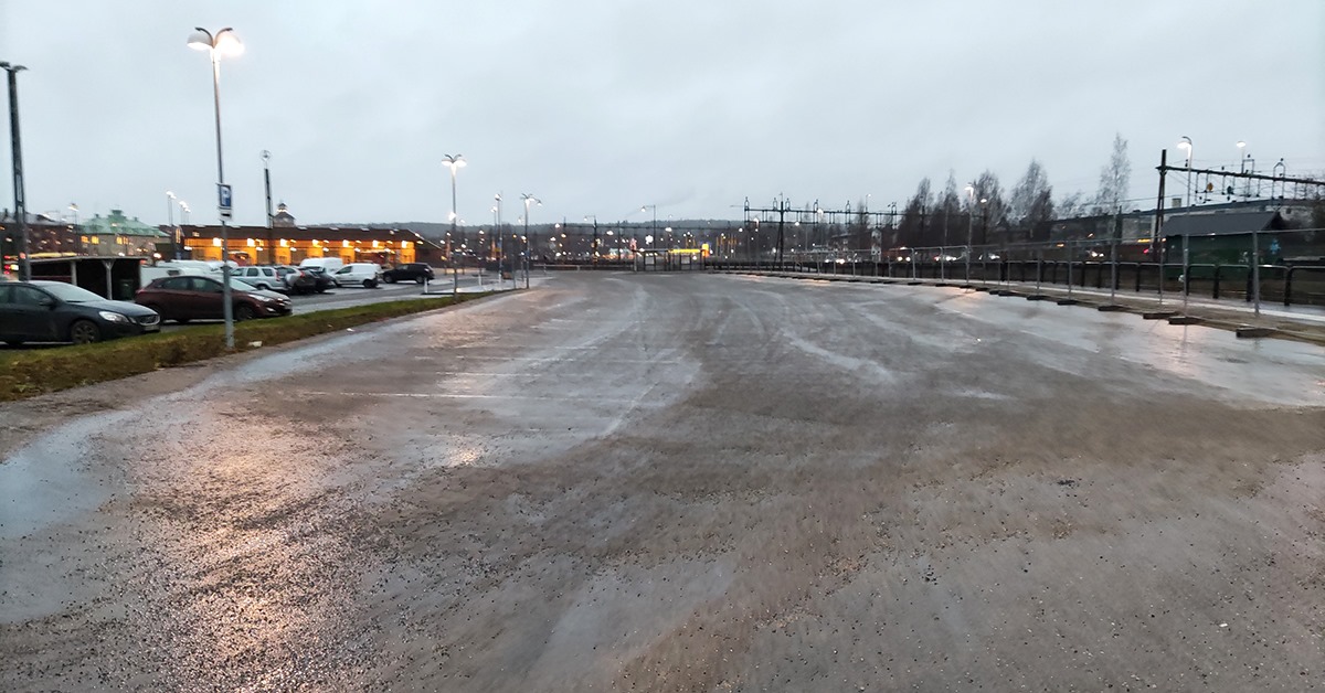 En tom parkeringsplats vid Sveriges bästa resecentrum