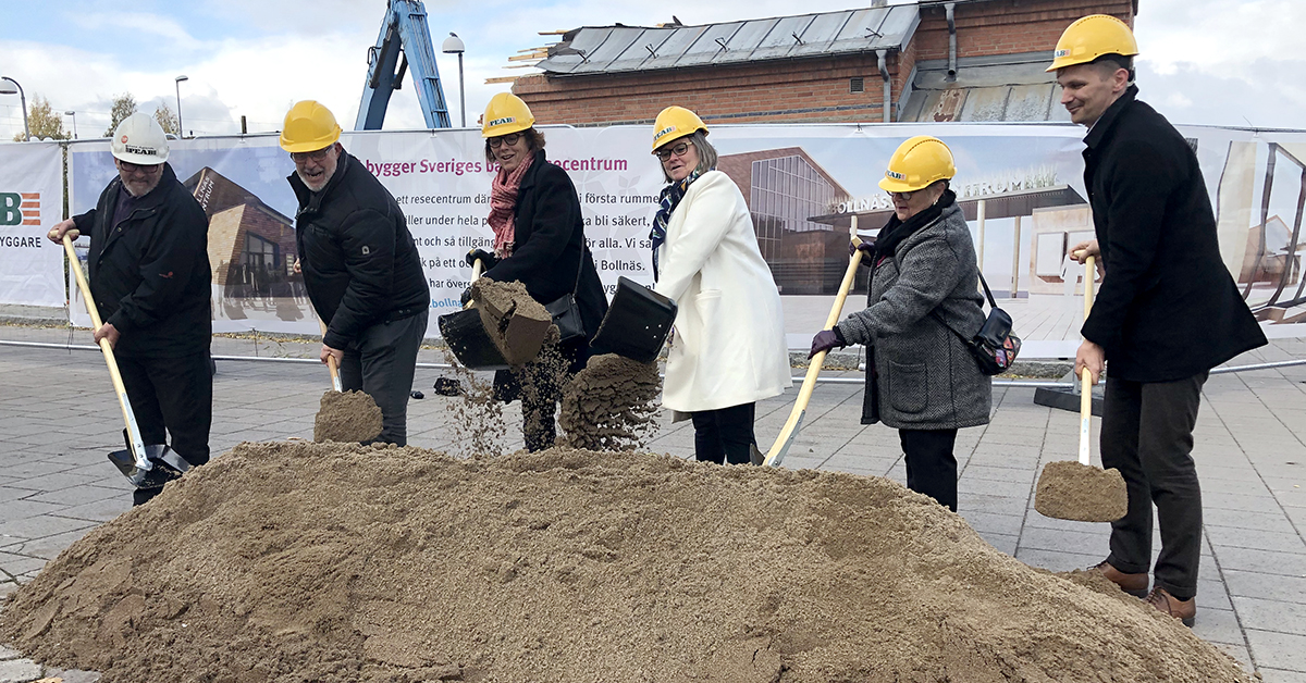 Sex politiker som gräver med en varsin spade i en hög med sand vid resecentrum i Bollnäs
