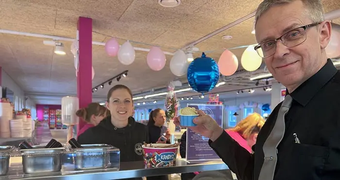 Åse Edsborg, vinnare i glass-SM 2022, ger glass till Peter Eriksson.