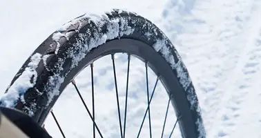 cykelhjul i snö