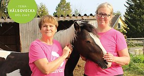 På bilden: Ninna Englesson O-Nils, instruktör, 
hästen Millie, samt Annika Wengelin, ägare av Lenninge Island och ponnystall